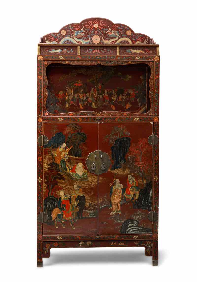 A pair of square-corner red, polychrome and gilt lacquer display cabinets, Lianggegui - 图2