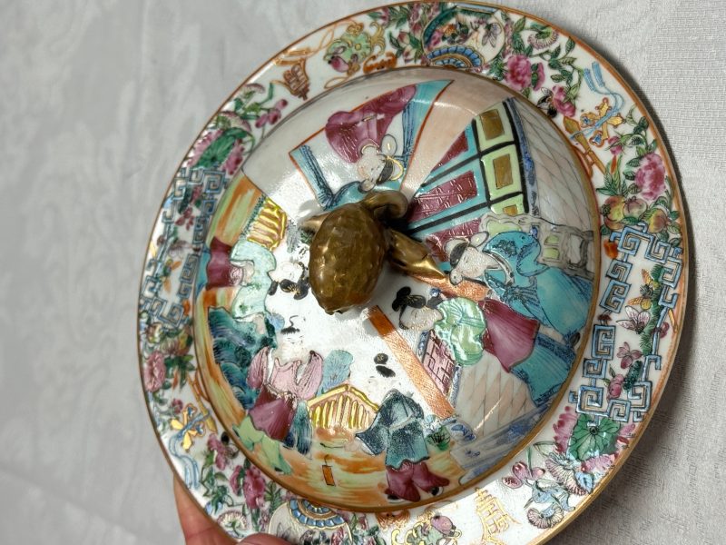 Four Chinese Canton famille rose vases and a covered bowl with figural design - 图32