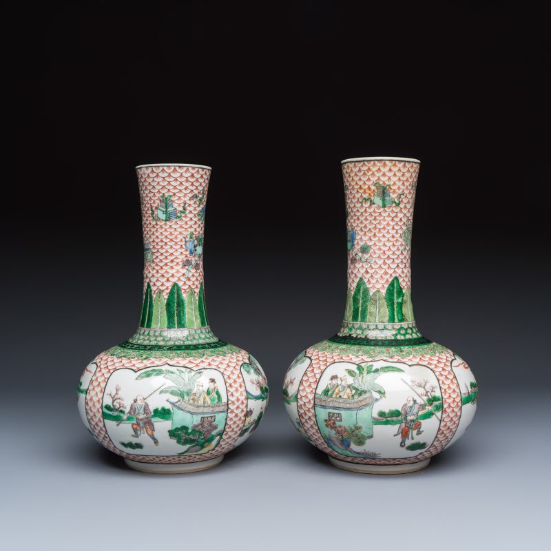 A pair of Chinese famille verte bottle vases with narrative design - 图5