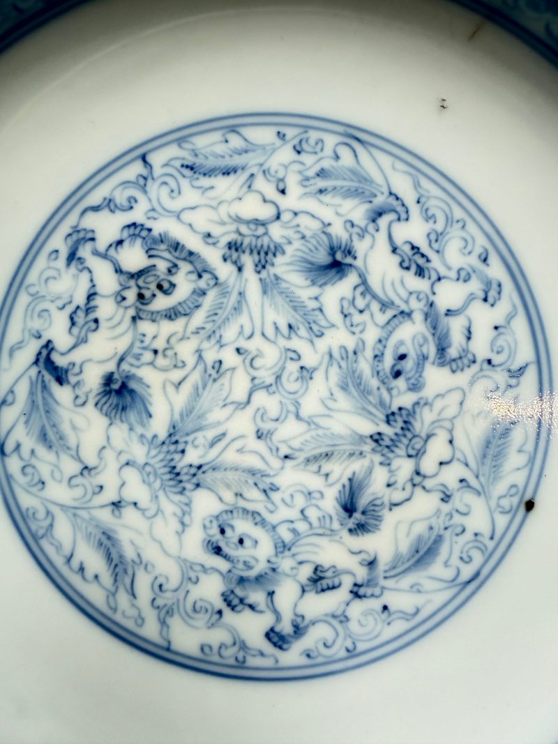 A Chinese blue and white pencil-style 'Buddhist Lions' plate - 图4