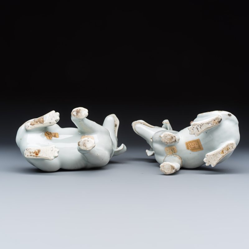 A pair of Chinese export white-glazed and biscuit models of hounds with pups - 图7