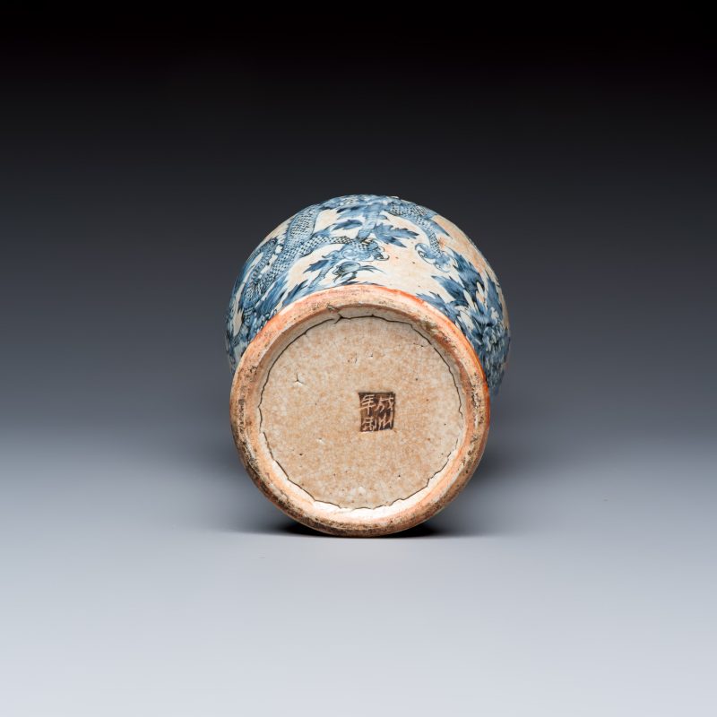 A Chinese Nanking blue and white vase and a famille rose jardinière - 图7