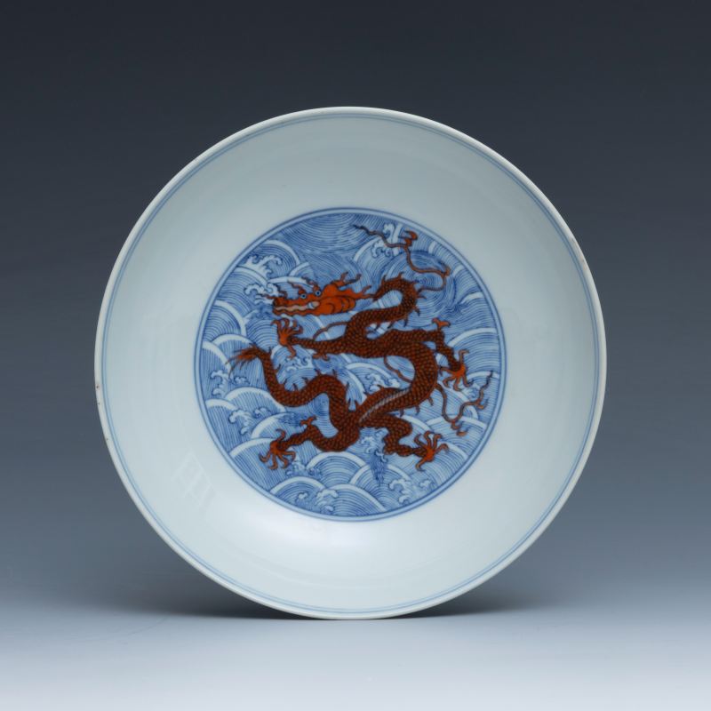 A pair of underglaze-blue and iron-red-decorated 'dragon' dishes, Qianlong mark and of the period (1736-1795) - 图7