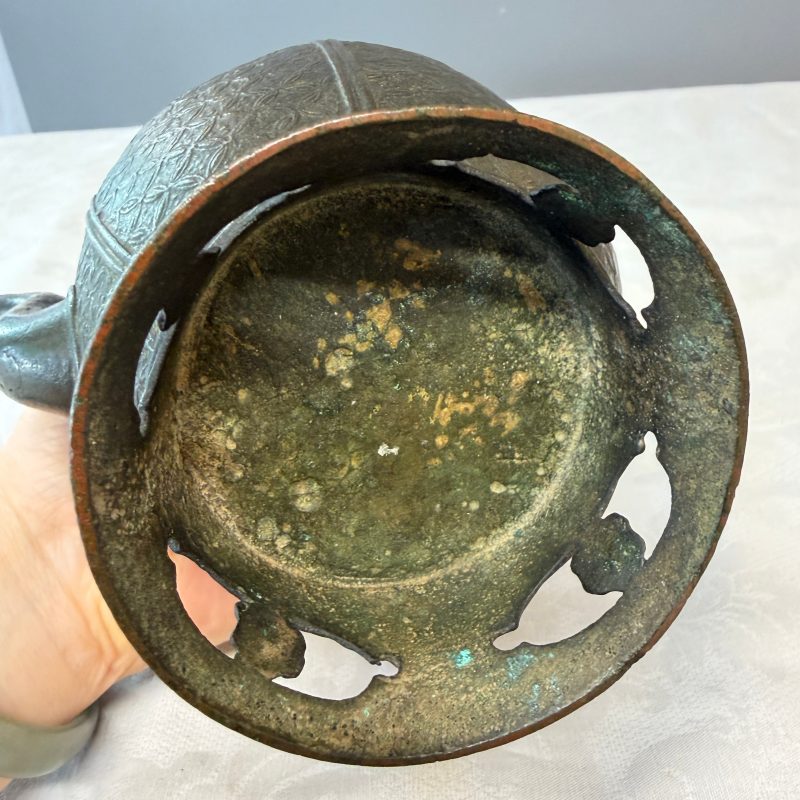 A Vietnamese bronze ewer and cover - 图16