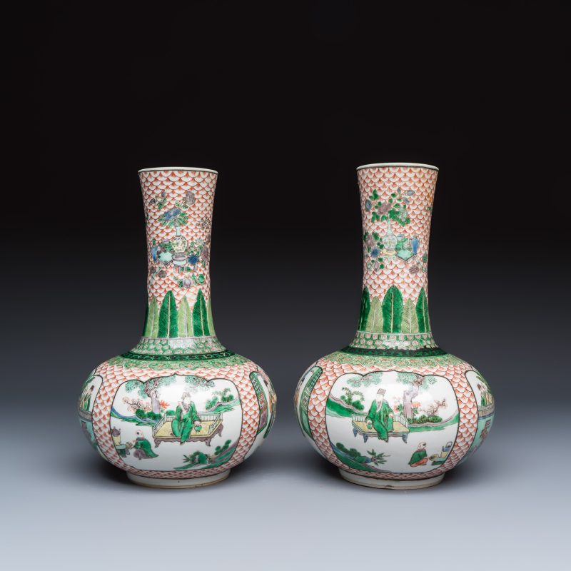 A pair of Chinese famille verte bottle vases with narrative design - 图4