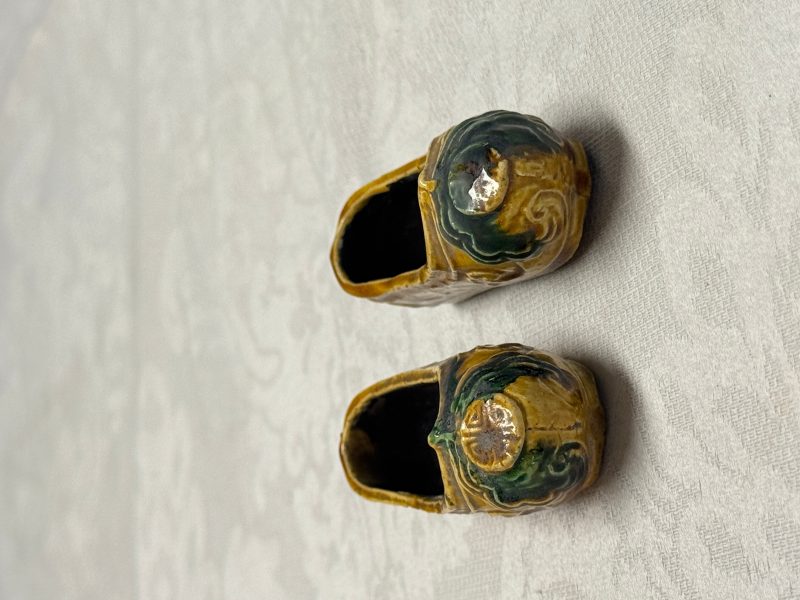 A pair of Chinese famille verte sancai biscuit 'Butterfly' water pots and a pair of shoes - 图16
