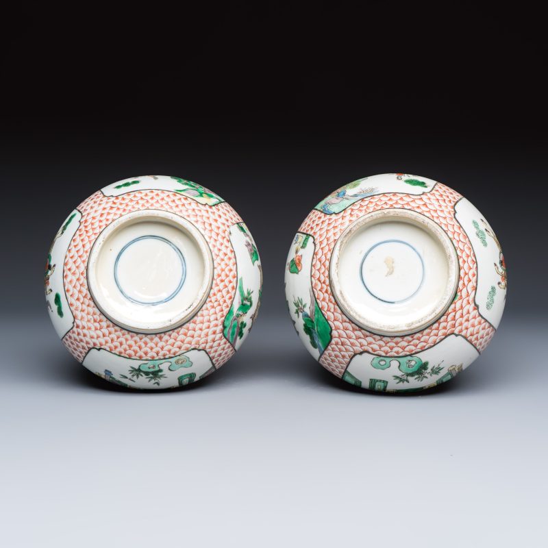 A pair of Chinese famille verte bottle vases with narrative design - 图7