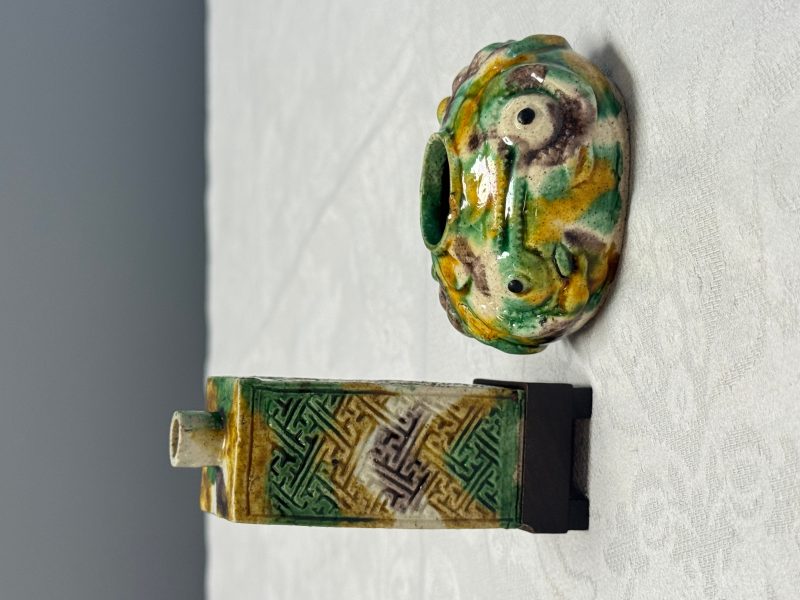 A Chinese famille verte sancai biscuit 'Crab' water pot and a 'Swastika' square bottle on a later wooden stand - 图10