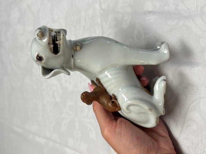 A pair of Chinese export white-glazed and biscuit models of hounds with pups - 图9