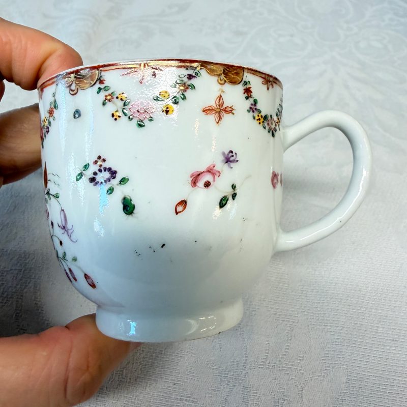 11 Chinese famille rose wares, one with gilt-bronze mounts - 图33