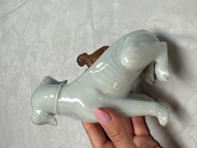 A pair of Chinese export white-glazed and biscuit models of hounds with pups - 图11