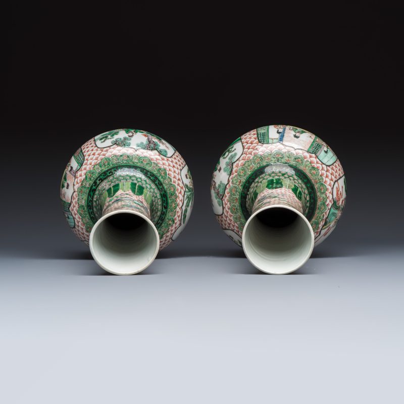 A pair of Chinese famille verte bottle vases with narrative design - 图6