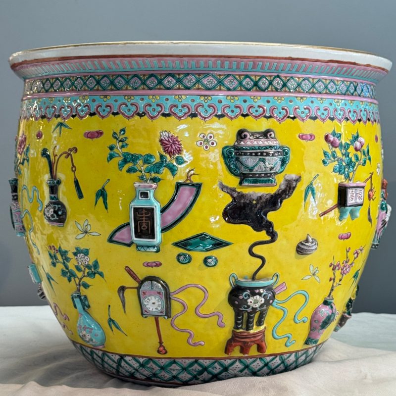A pair of Chinese famille rose yellow-ground 'Antiquities' fish bowls with applied relief design - 图12