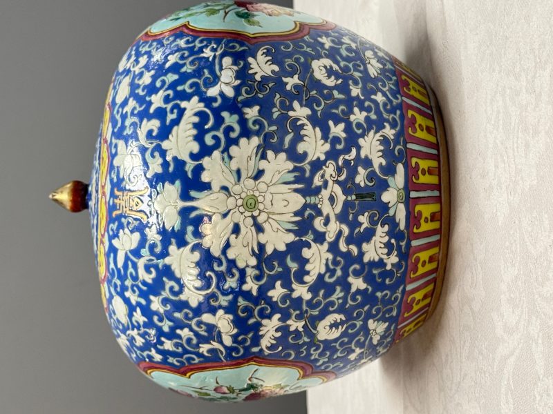 A pair of Chinese famille rose 'Birds among Flowering Branches' jars and covers - 图23