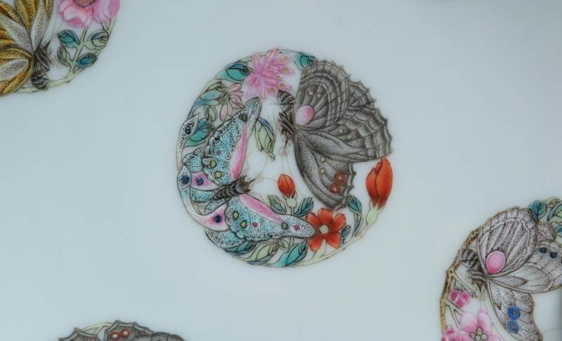 A famille rose falangcai 'butterfly' and doucai 'floral' medallion dish, Yongzheng mark and of the period (1723-1735) - 图5