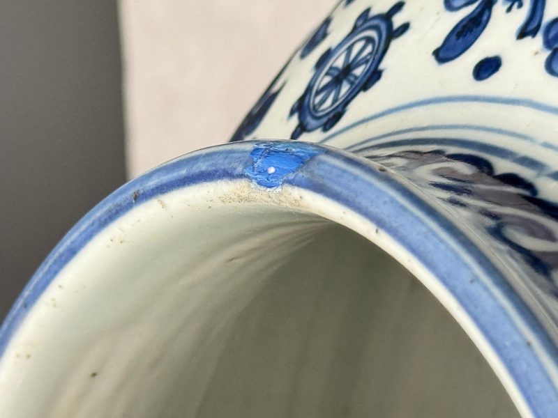 A large Chinese blue and white jar with Buddhist symbols, shells and insects - 图21