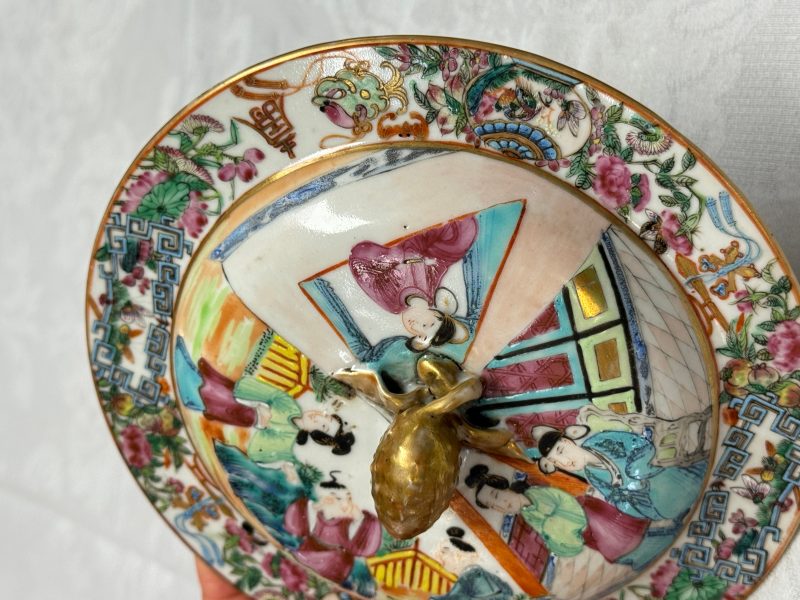 Four Chinese Canton famille rose vases and a covered bowl with figural design - 图35
