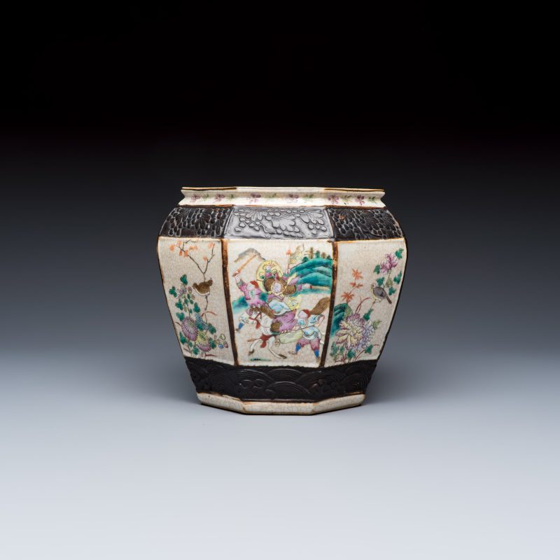 A Chinese Nanking blue and white vase and a famille rose jardinière - 图9