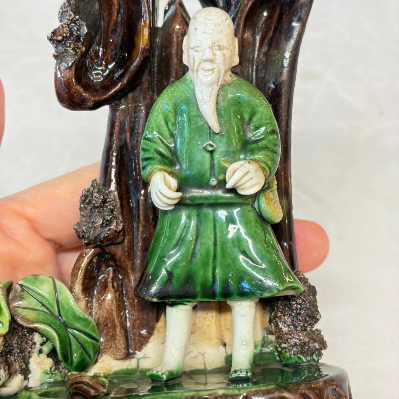 A Chinese aubergine-glazed brush rest and a famille verte sancai biscuit group - 图18