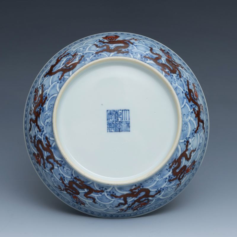 A pair of underglaze-blue and iron-red-decorated 'dragon' dishes, Qianlong mark and of the period (1736-1795) - 图8