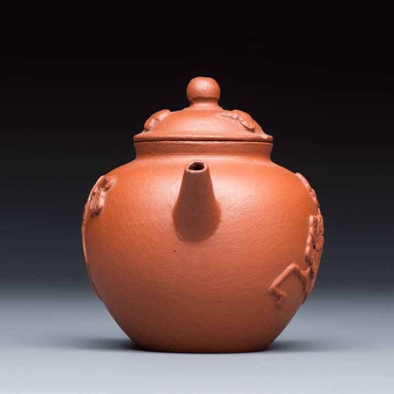 A Chinese Yixing stoneware teapot and cover with floral relief design - 图5