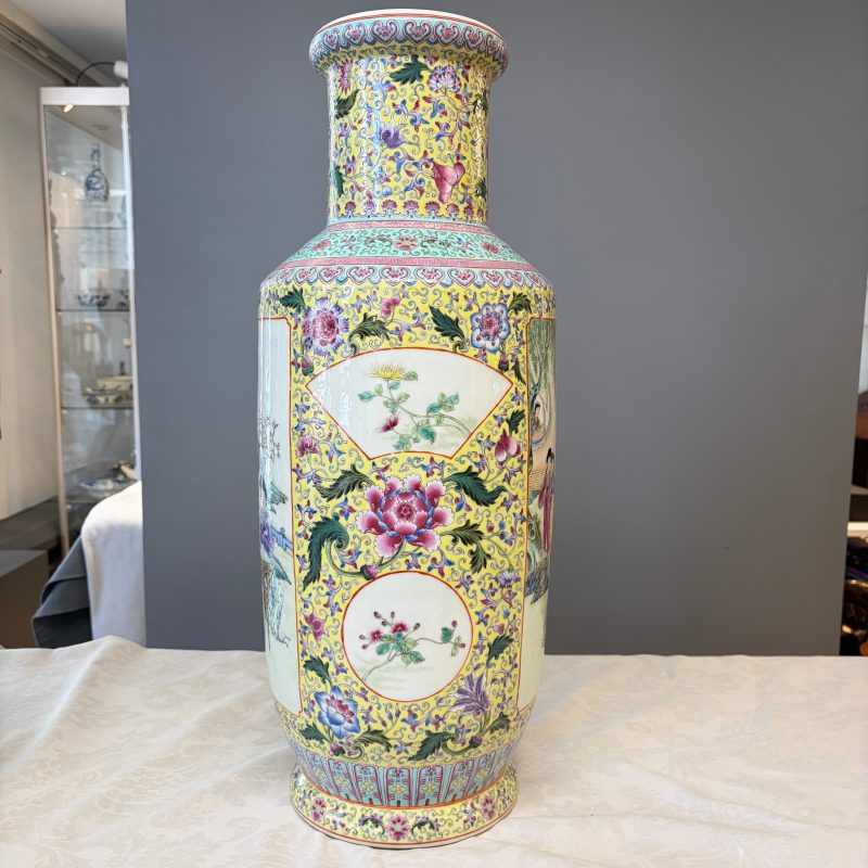 A pair of Chinese famille rose vases with figural design - 图49