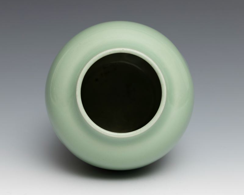 A celadon-glazed jar, Qianlong mark and of the period (1736-1795) - 图8