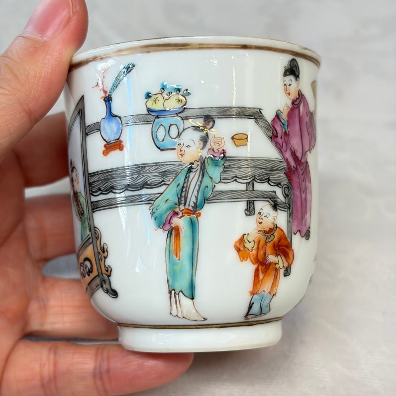 A Chinese famille rose gilt-decorated cup and saucer with figural design - 图21