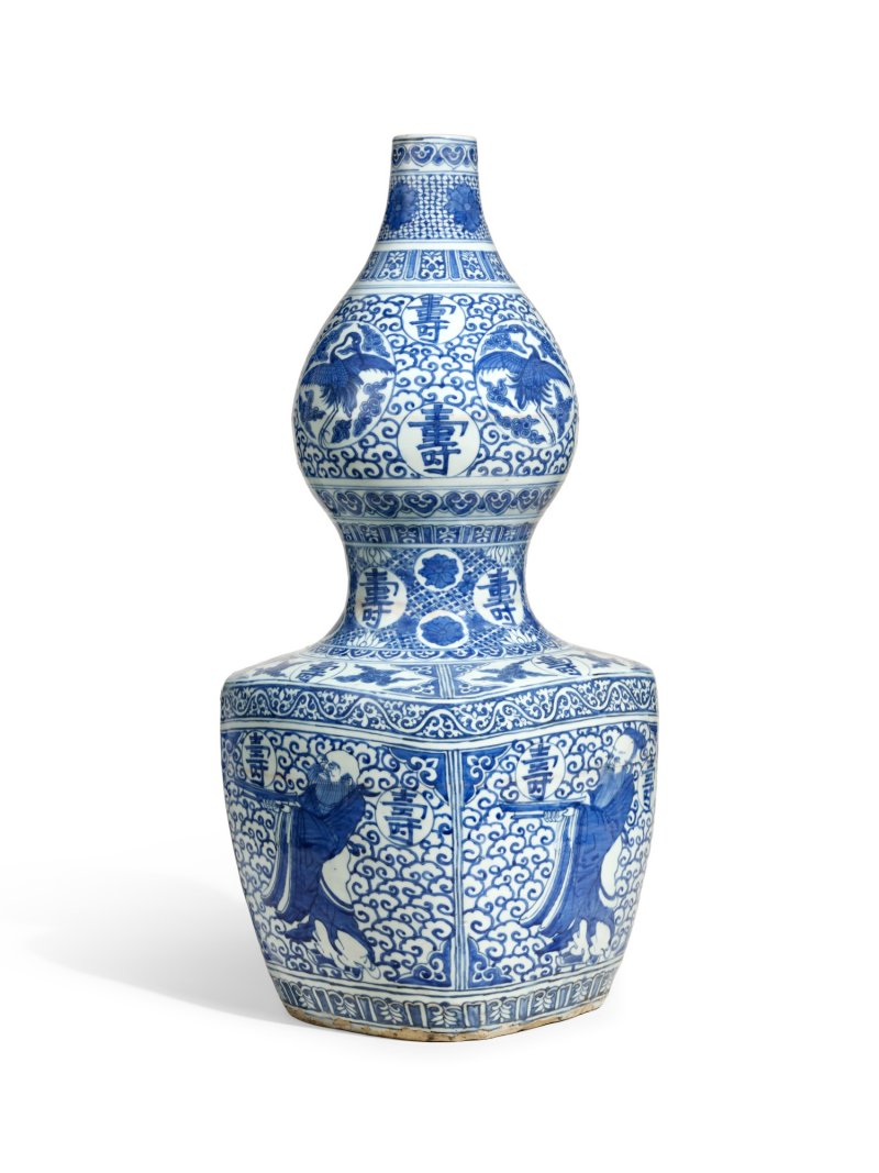 A large blue and white 'longevity' double gourd vase, Ming dynasty, Jiajing–Wanli period | 明嘉靖至萬曆　青花壽翁雲鶴紋天圓地方葫蘆瓶 - 图2