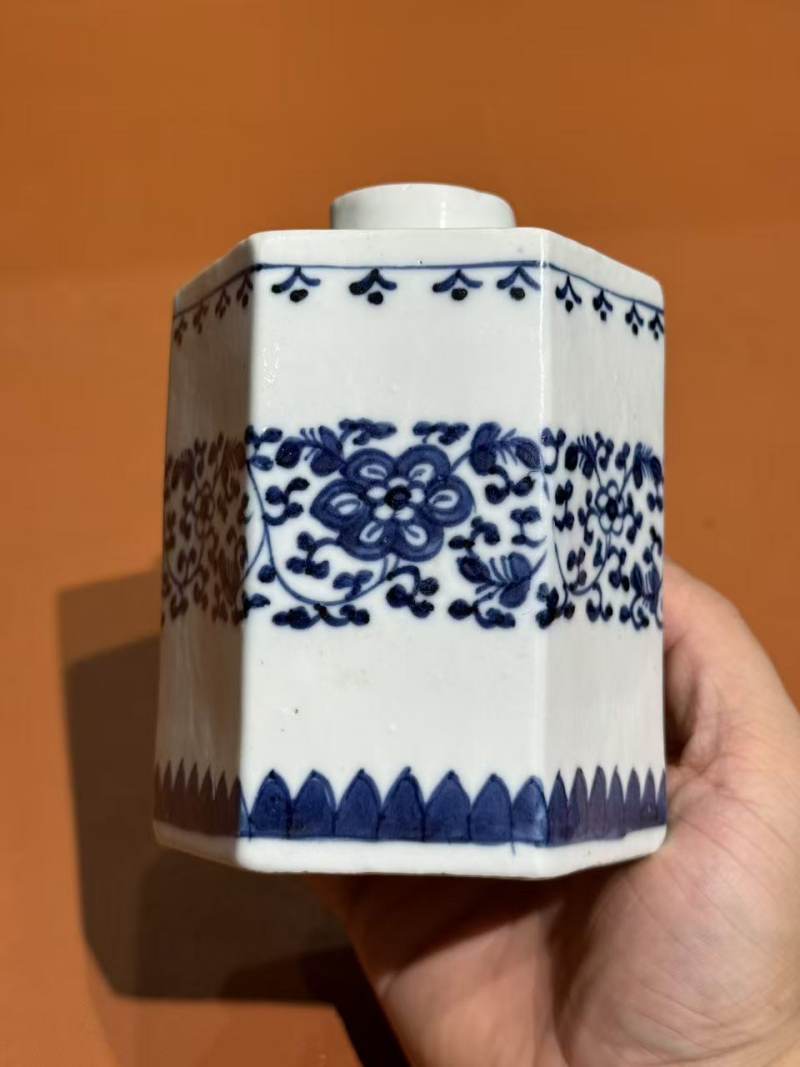 清乾隆 青花缠枝花卉纹六方茶叶罐 - 图6