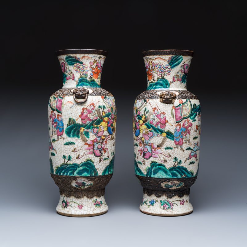 A pair of Chinese Nanking famille rose 'Warriors' vases - 图3