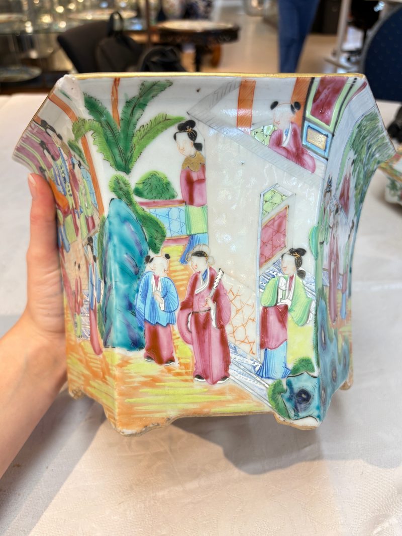 A Chinese Canton famille rose hexagonal planter and stand with narrative design - 图13