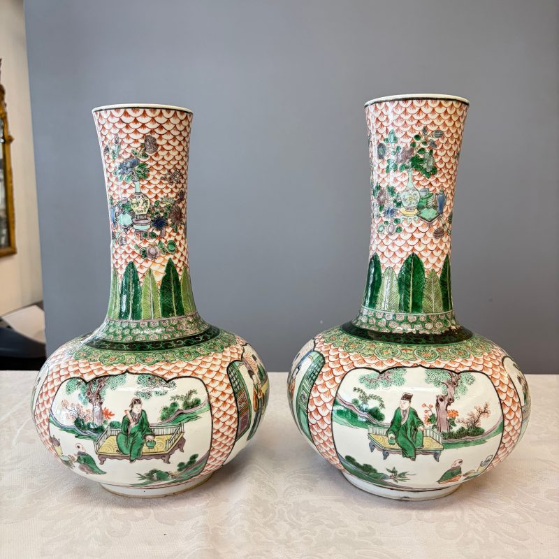 A pair of Chinese famille verte bottle vases with narrative design - 图8