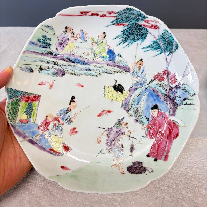 A pair of fine Chinese famille rose plates with figural design - 图4