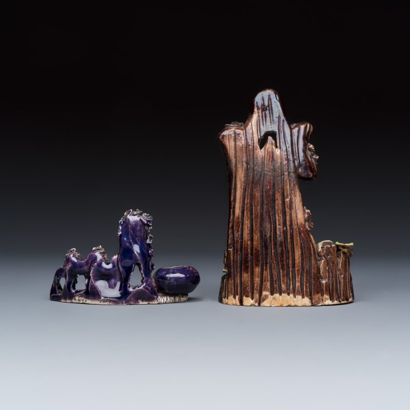 A Chinese aubergine-glazed brush rest and a famille verte sancai biscuit group - 图5