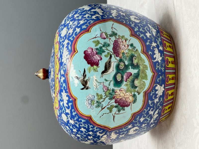 A pair of Chinese famille rose 'Birds among Flowering Branches' jars and covers - 图24