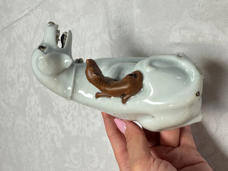 A pair of Chinese export white-glazed and biscuit models of hounds with pups - 图10