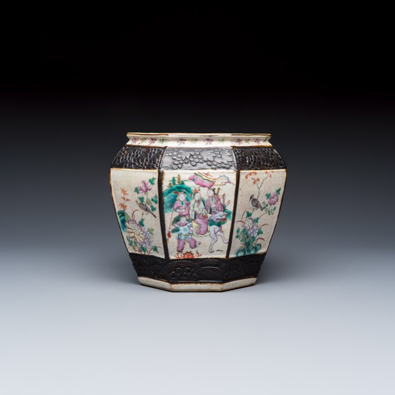 A Chinese Nanking blue and white vase and a famille rose jardinière - 图10