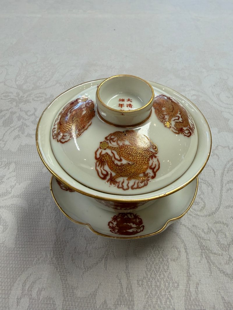 A fine Chinese iron-red and gilt-decorated 'Dragon' covered tea bowl with stand - 图14