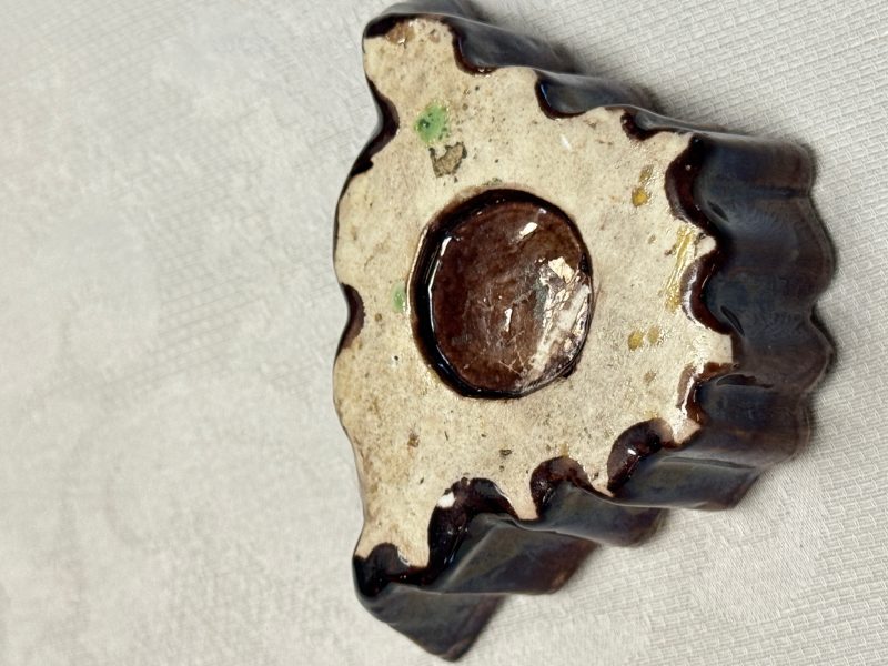 A pair of Chinese famille verte sancai biscuit 'Butterfly' water pots and a pair of shoes - 图34