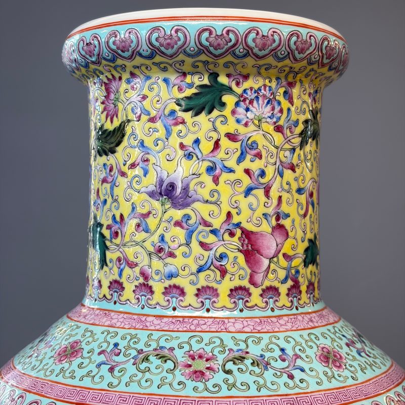 A pair of Chinese famille rose vases with figural design - 图50