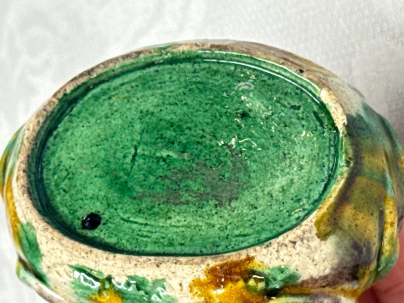 A Chinese famille verte sancai biscuit 'Crab' water pot and a 'Swastika' square bottle on a later wooden stand - 图35