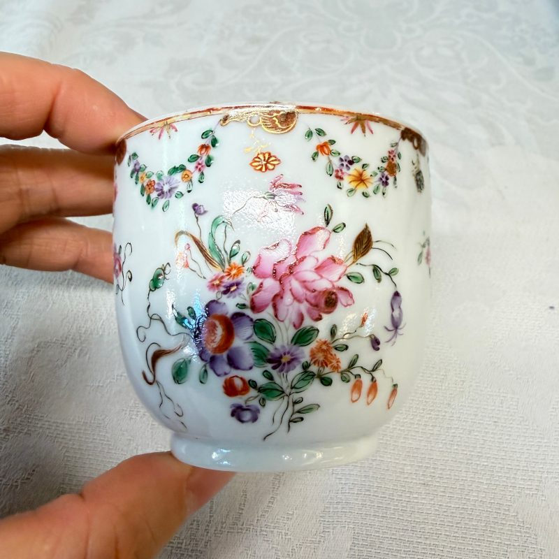 11 Chinese famille rose wares, one with gilt-bronze mounts - 图37