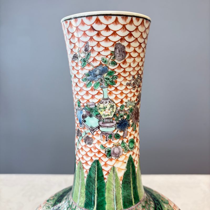 A pair of Chinese famille verte bottle vases with narrative design - 图10