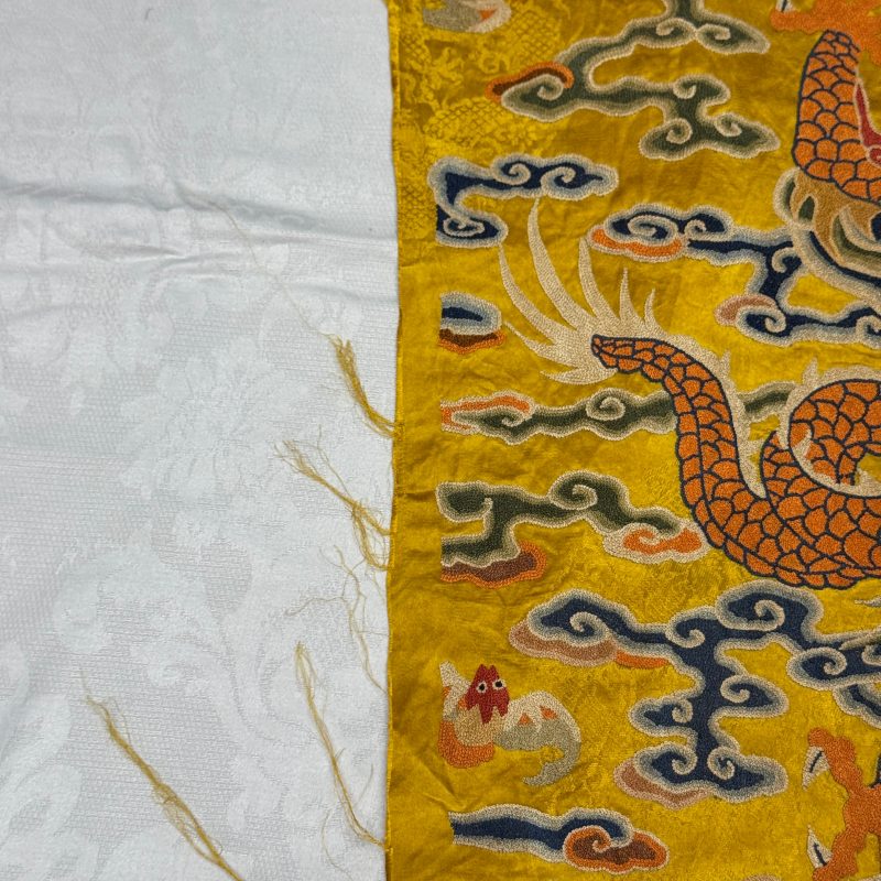 Two Chinese yellow-ground seed-stitch embroidered 'Dragon' panels - 图7