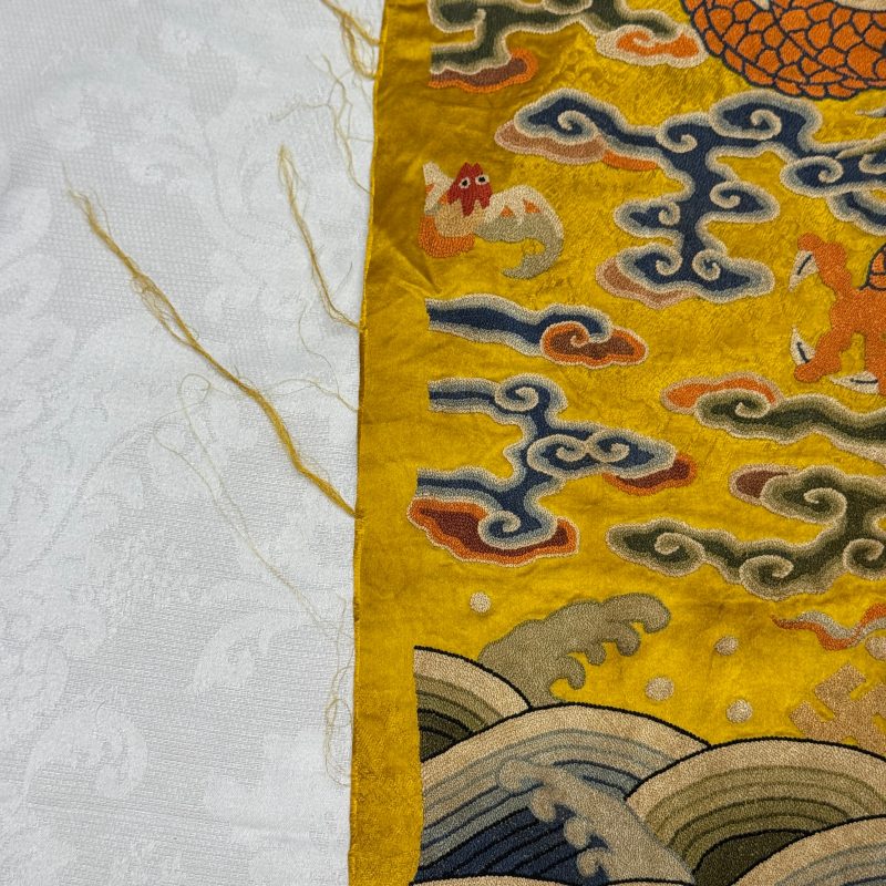 Two Chinese yellow-ground seed-stitch embroidered 'Dragon' panels - 图8