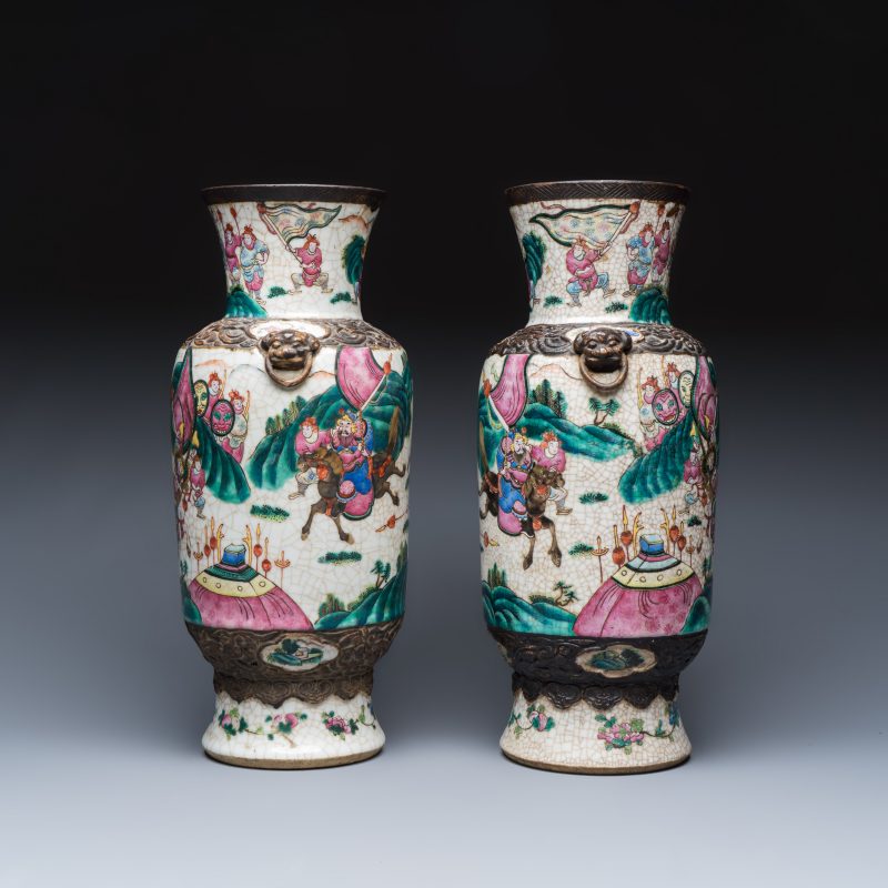 A pair of Chinese Nanking famille rose 'Warriors' vases - 图5