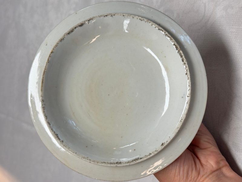 Four Chinese Canton famille rose vases and a covered bowl with figural design - 图36