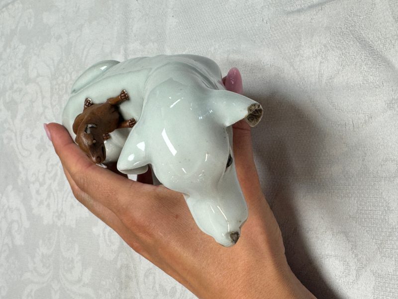 A pair of Chinese export white-glazed and biscuit models of hounds with pups - 图13