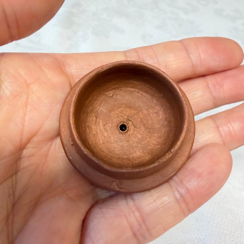 A Chinese Yixing stoneware teapot and cover with floral relief design - 图17